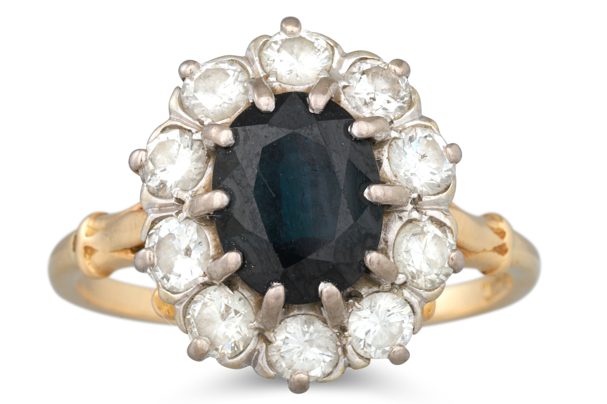 A DIAMOND AND SAPPHIRE CLUSTER RING, mounted in 18ct yellow gold. Estimated: weight of diamonds: 1.