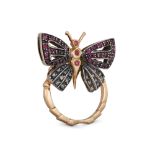 A RUBY AND DIAMOND BUTTERFLY RING, mounted in yellow gold, the butterfly hinged to a yellow gold