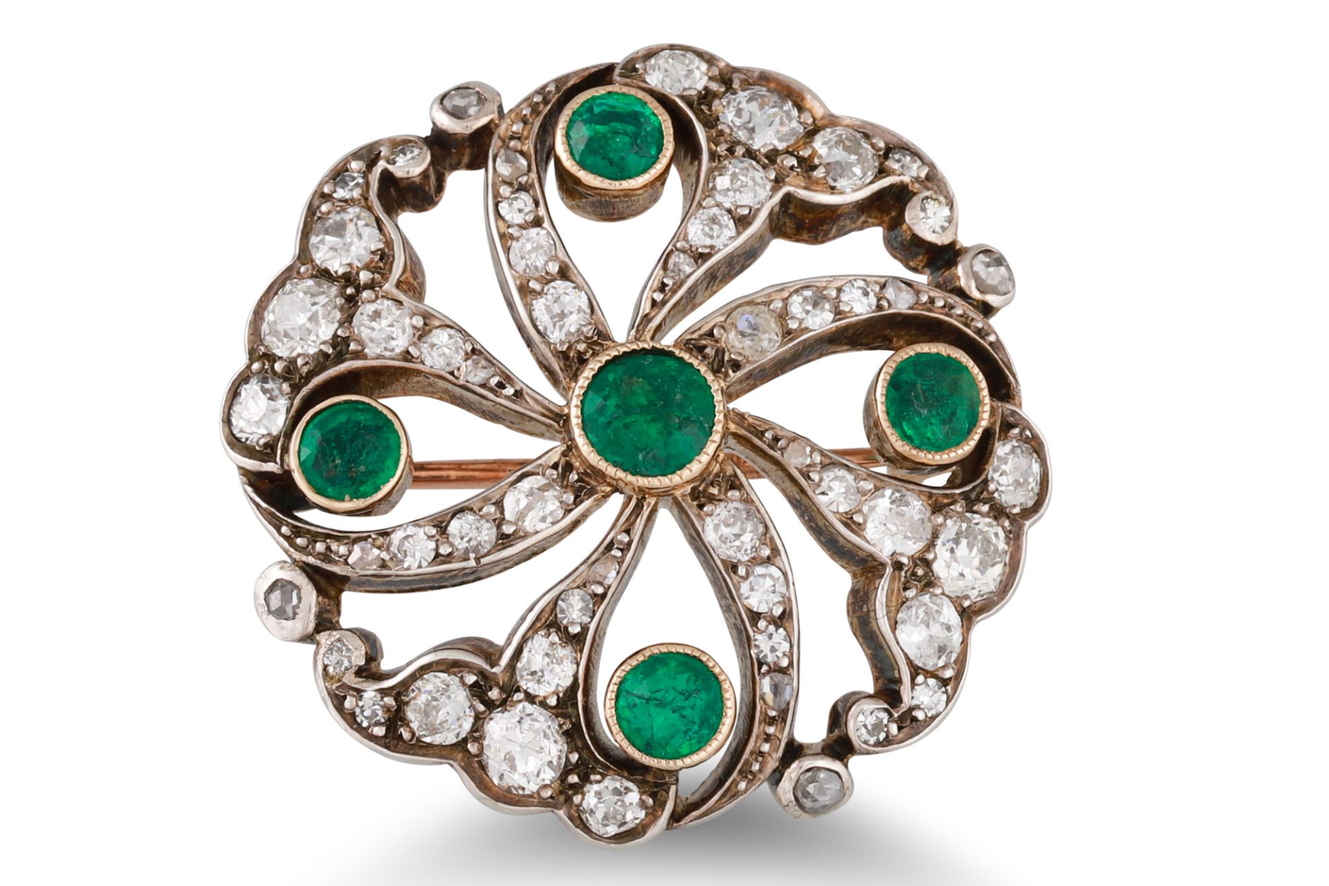 AN ANTIQUE EMERALD AND DIAMOND BROOCH, of openwork circular design, set with circular emeralds and