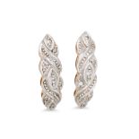 A PAIR OF DIAMOND AND GOLD EARRINGS, 2.8 g.