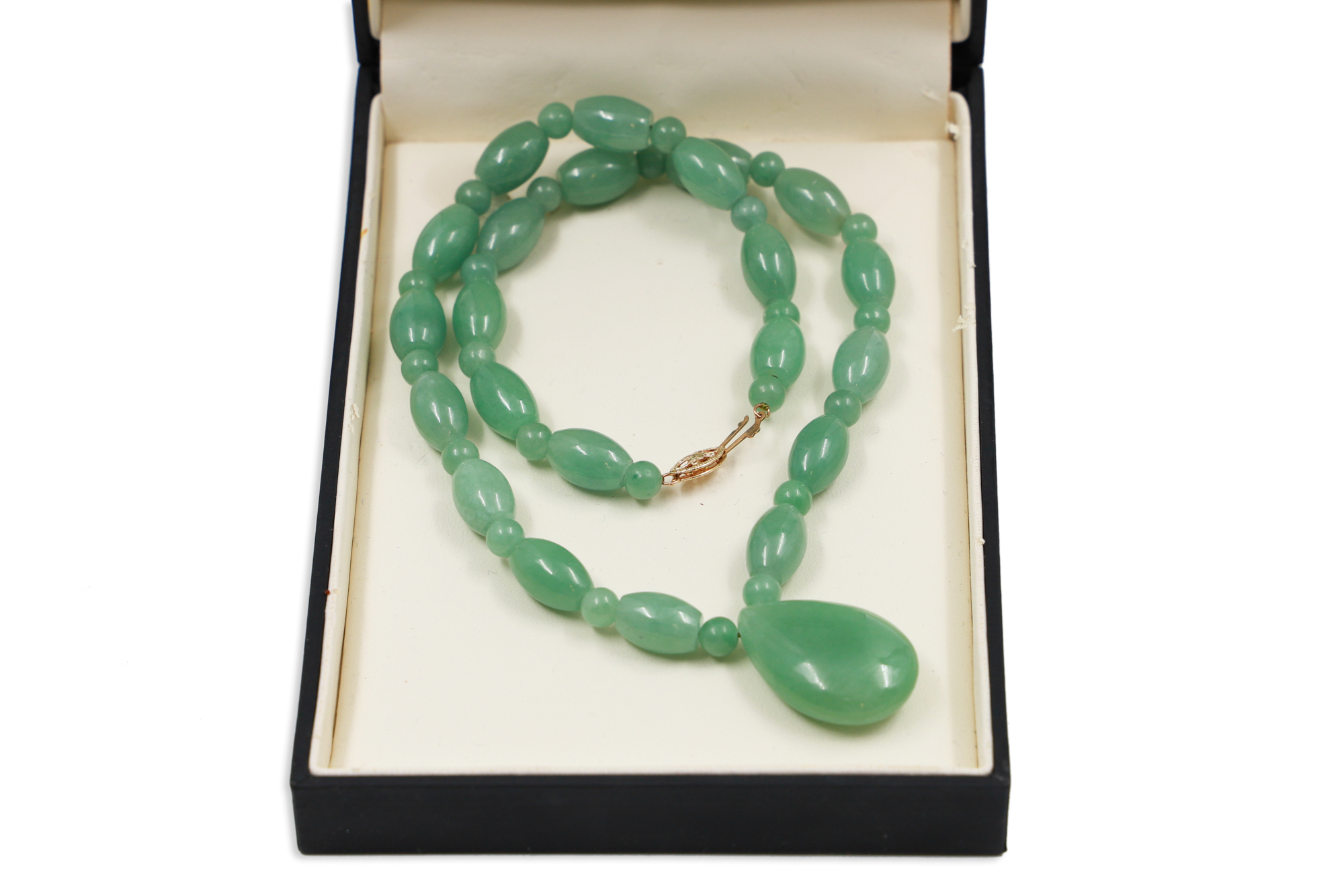 A JADE NECKLACE, with a 14ct gold clasp