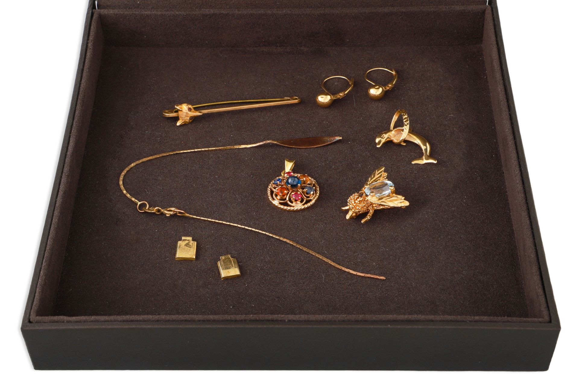 A PAIR OF 14CT GOLD EARRINGS, 9CT GOLD FOX HEAD BROOCH, A 14CT GOLD PENDANT, and other yellow