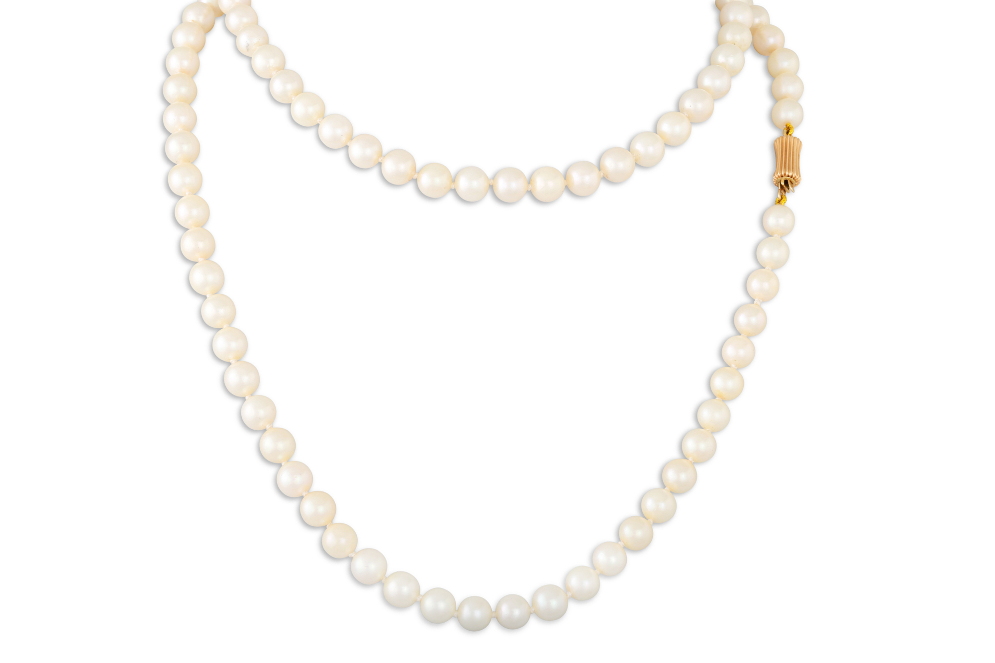A SET OF VINTAGE CULTURED PEARLS, to a 14ct gold clasp