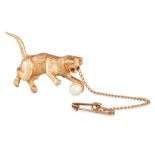 A 9CT GOLD KITTEN BROOCH, set with a pearl, 5.1 g.