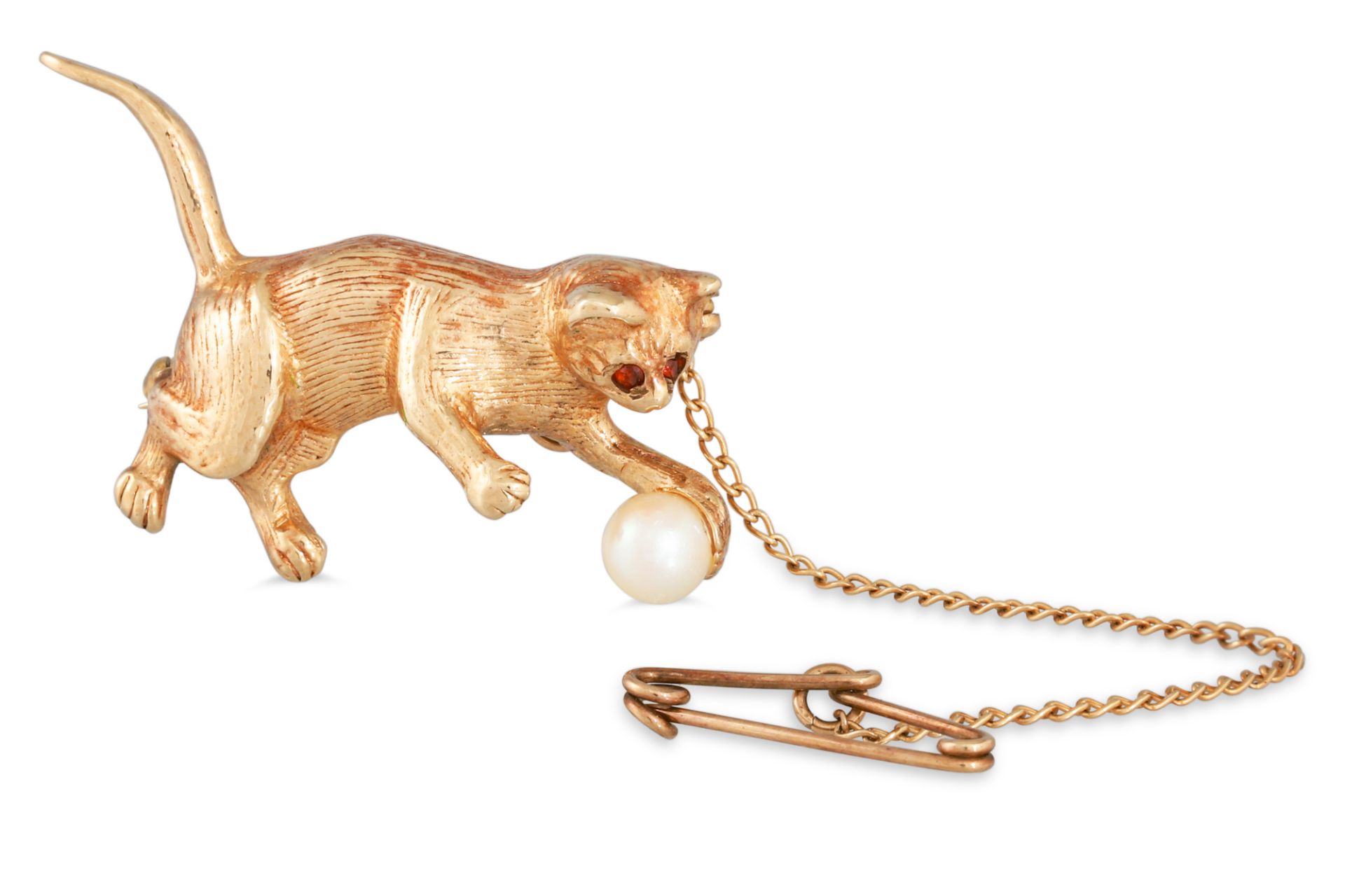 A 9CT GOLD KITTEN BROOCH, set with a pearl, 5.1 g.