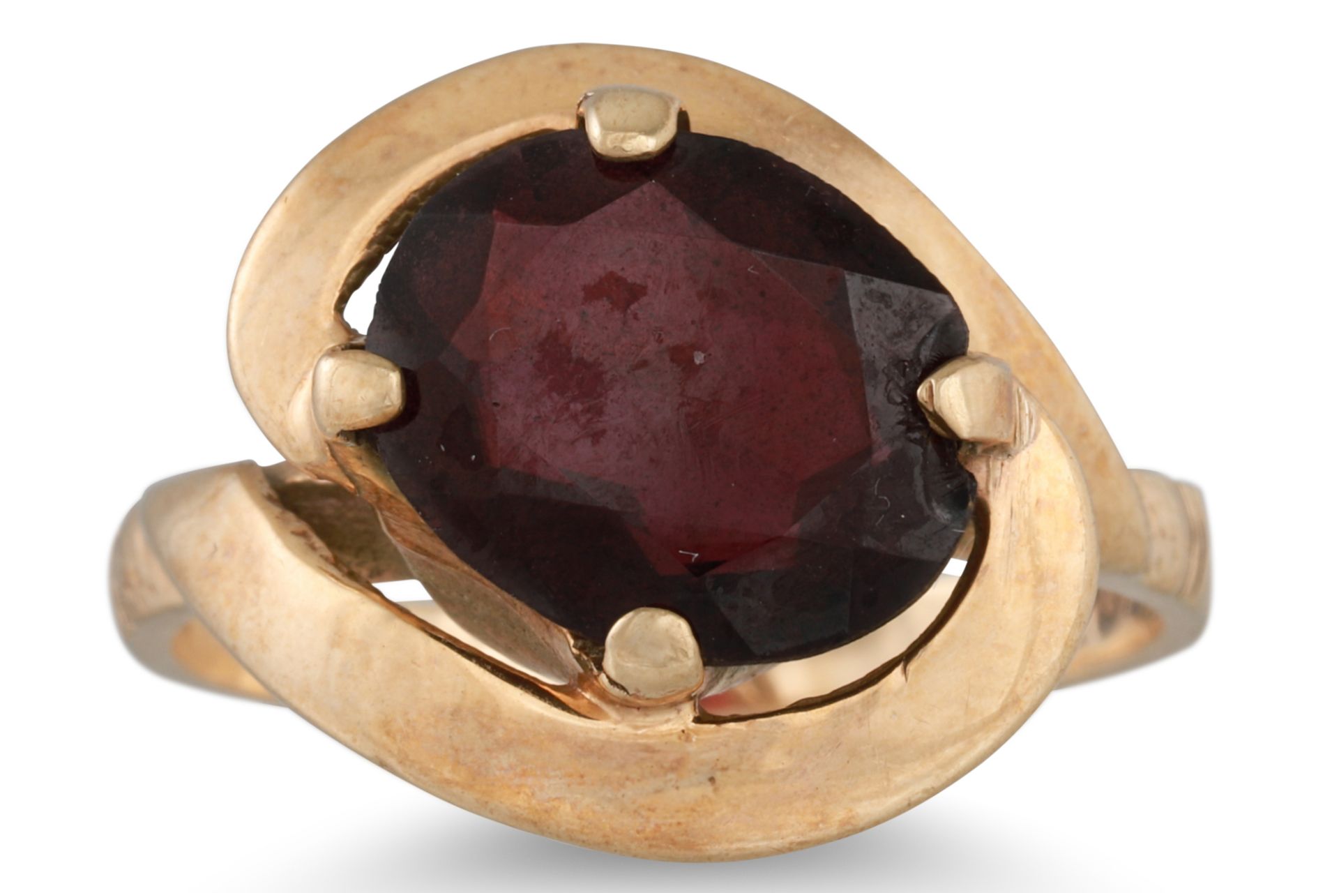 A GARNET SET DRESS RING, mounted in 9ct yellow gold, size O