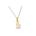 AN TWO COLOUR 18CT GOLD PENDANT, in the form of a cat, on a yellow gold chain, 6.5 g.