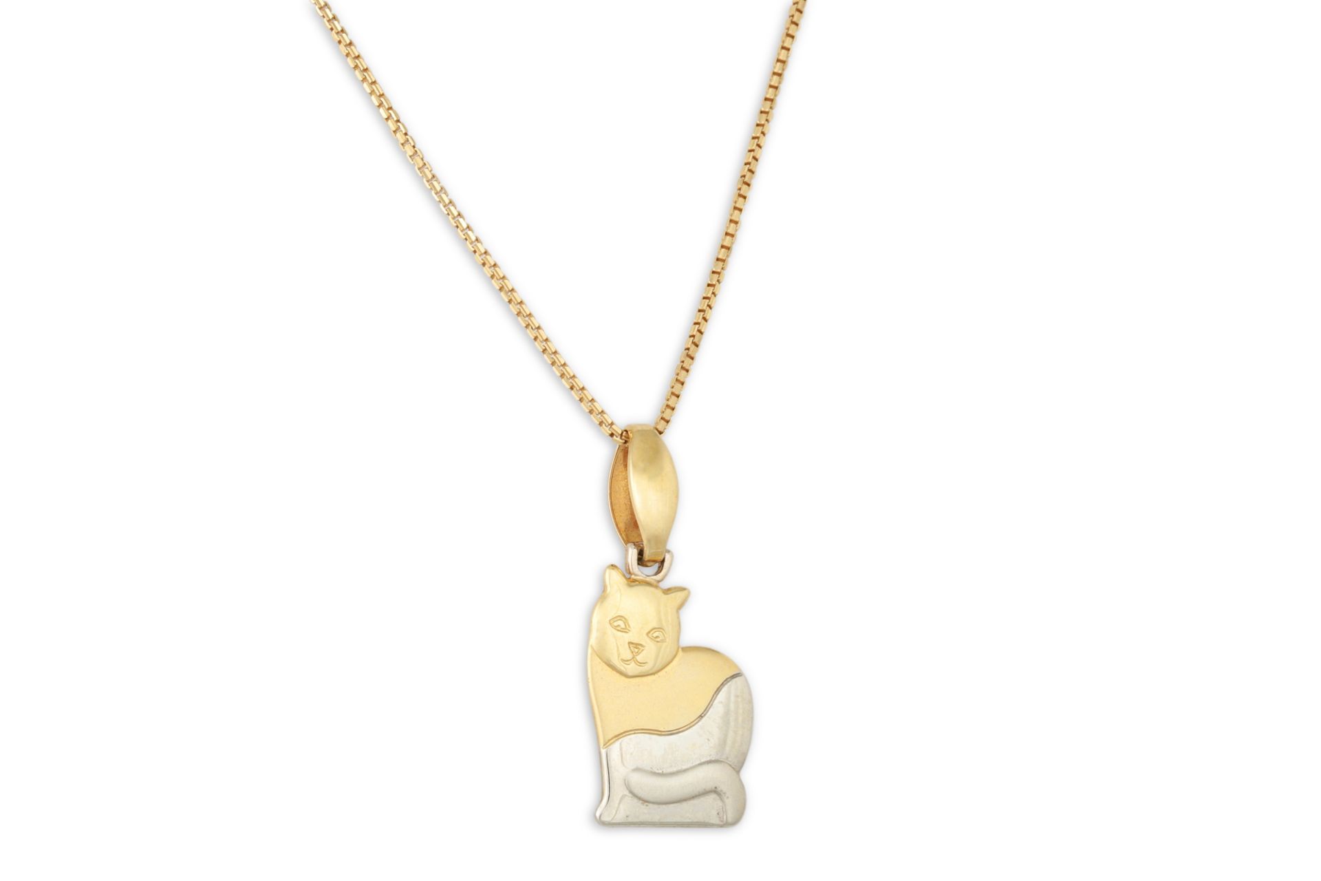 AN TWO COLOUR 18CT GOLD PENDANT, in the form of a cat, on a yellow gold chain, 6.5 g.