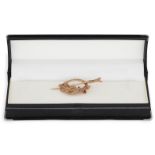 AN ATTRACTIVE 9CT GOLD STONE SET TARA BROOCH, 6.7 g.