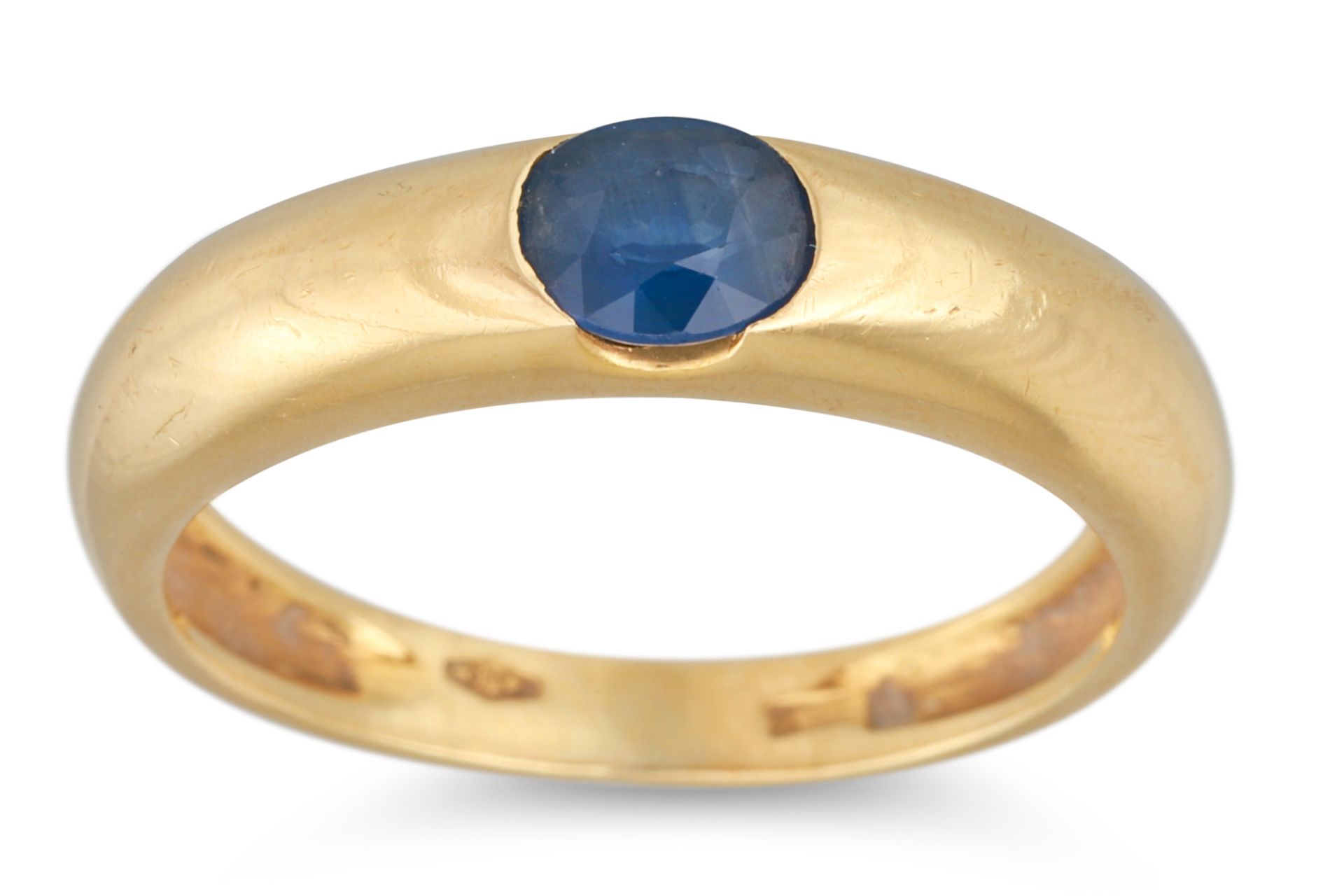 A SAPPHIRE RING, mounted in 18ct gold. SIze: L