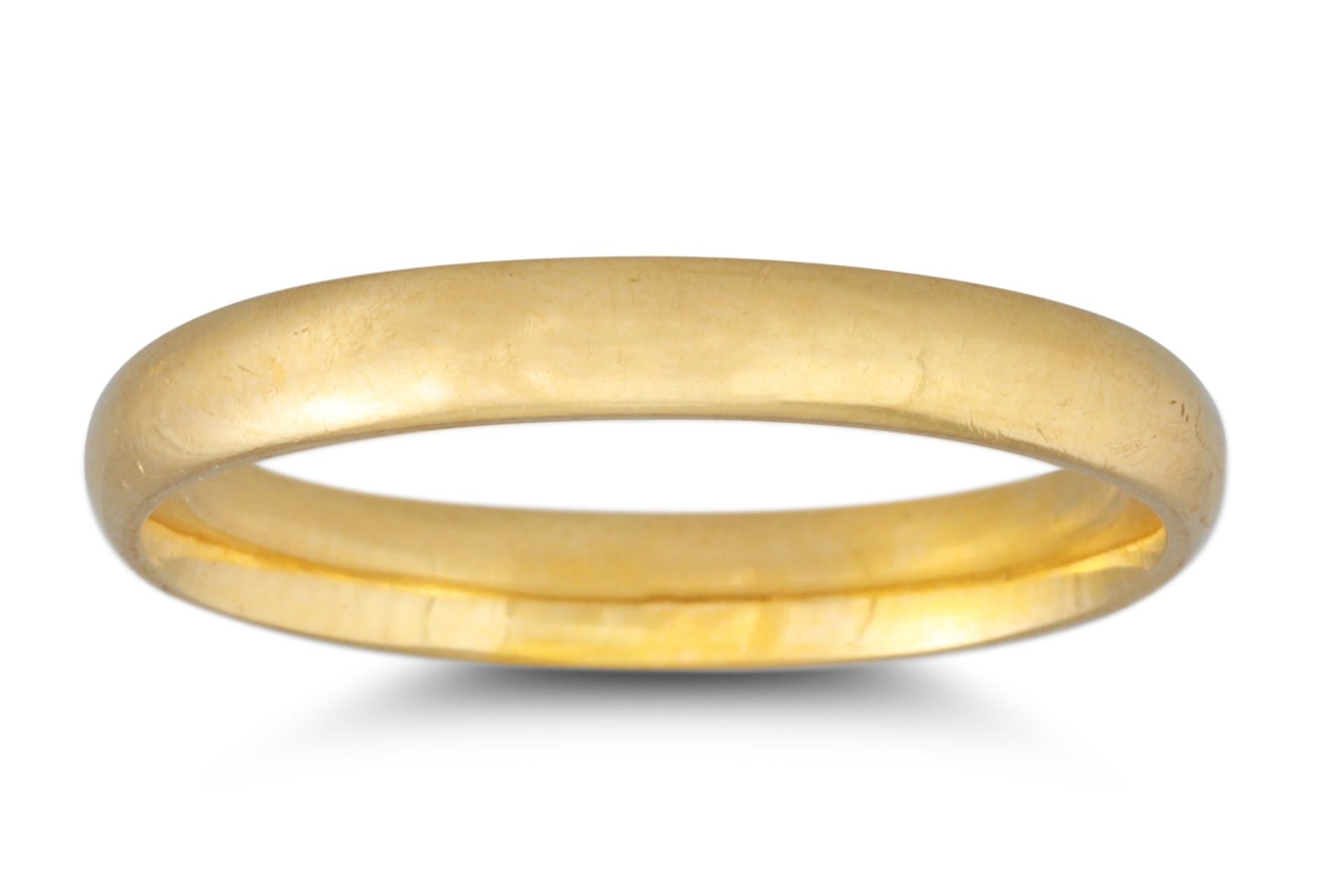 AN 18CT YELLOW GOLD BAND RING, 3 g., size O - P