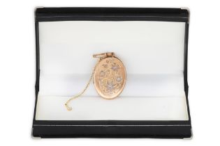 A 9CT GOLD OVAL PHOTO LOCKET, 7.90 g.