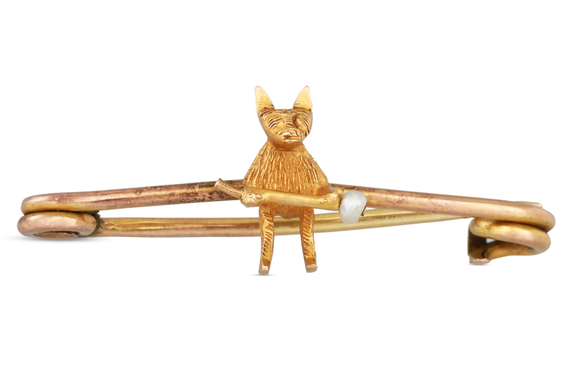 AN ANTIQUE 9CT GOLD BAR BROOCH, in the form of a cat, with pearl