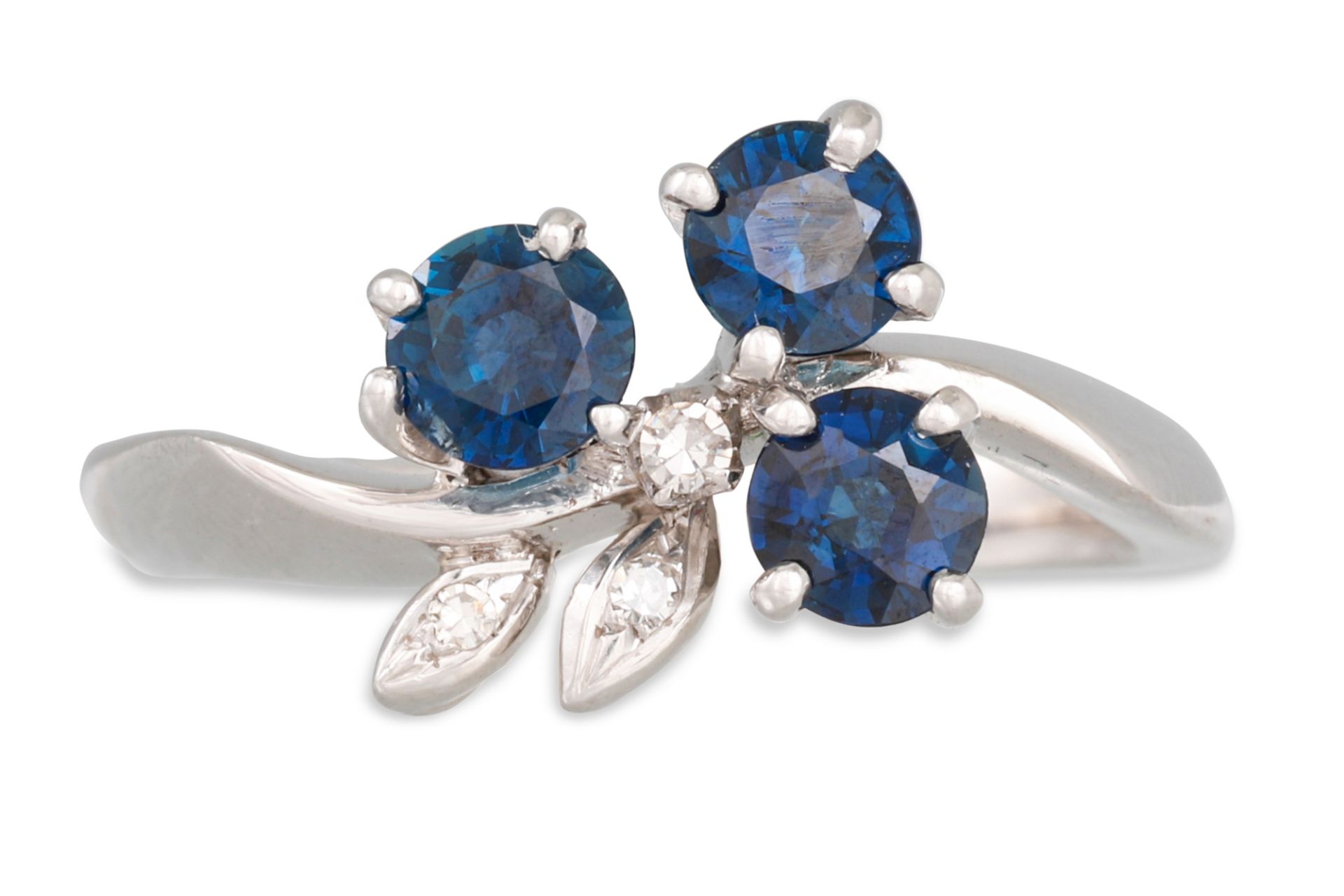 A SAPPHIRE AND DIAMOND RING, mounted in 18ct white gold. Estimated: weight of sapphire: 0.28 ct.