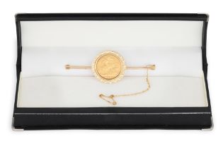 AN EDWARDIAN HALF SOVEREIGN 1903, mounted on a 9ct brooch, 8.7 g.