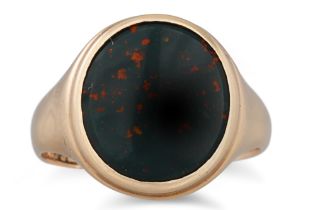 A GENT'S SIGNET RING, set with bloodstone, mounted in 9ct gold, size N