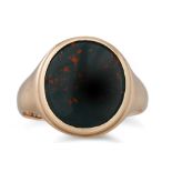 A GENT'S SIGNET RING, set with bloodstone, mounted in 9ct gold, size N