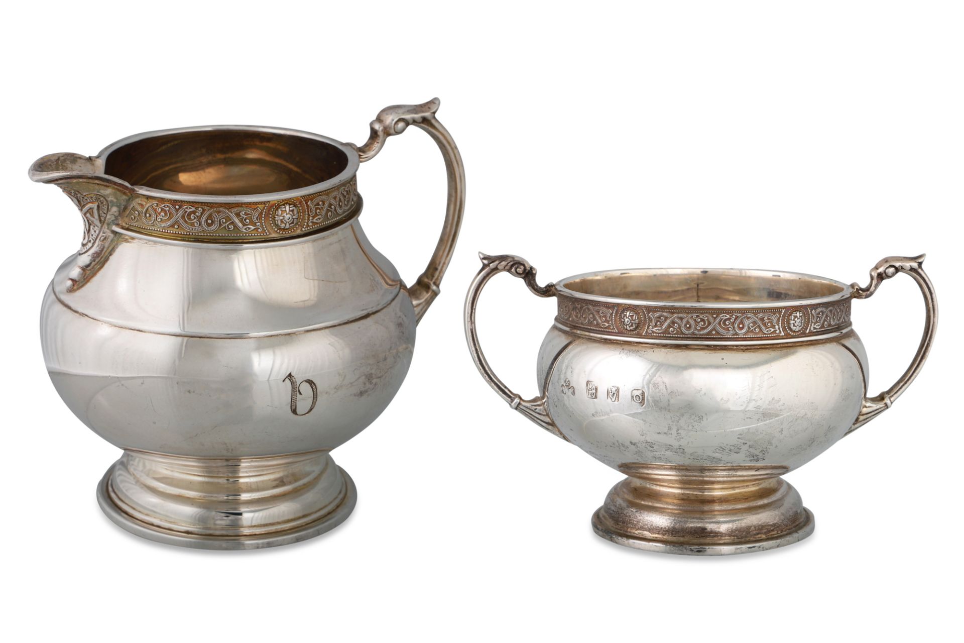 A MODERN IRISH THREE PIECE CELTIC REVIVAL TEA SERVICE, Dublin 1980, by Alwright & Marshall, 1135 g. - Bild 3 aus 3