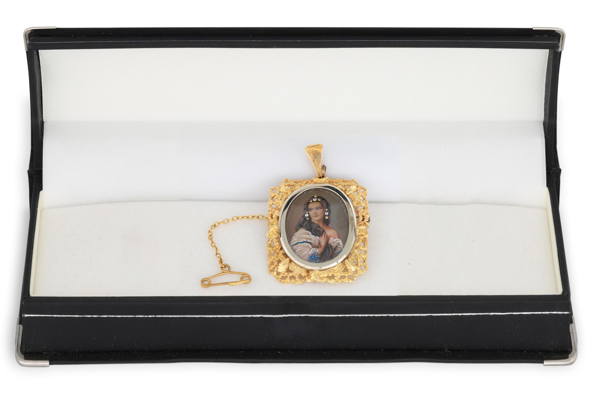 AN 18CT GOLD FRAMED HAND PAINTED PORTRAIT OF A LADY, mounted as a brooch, 7.5 g.