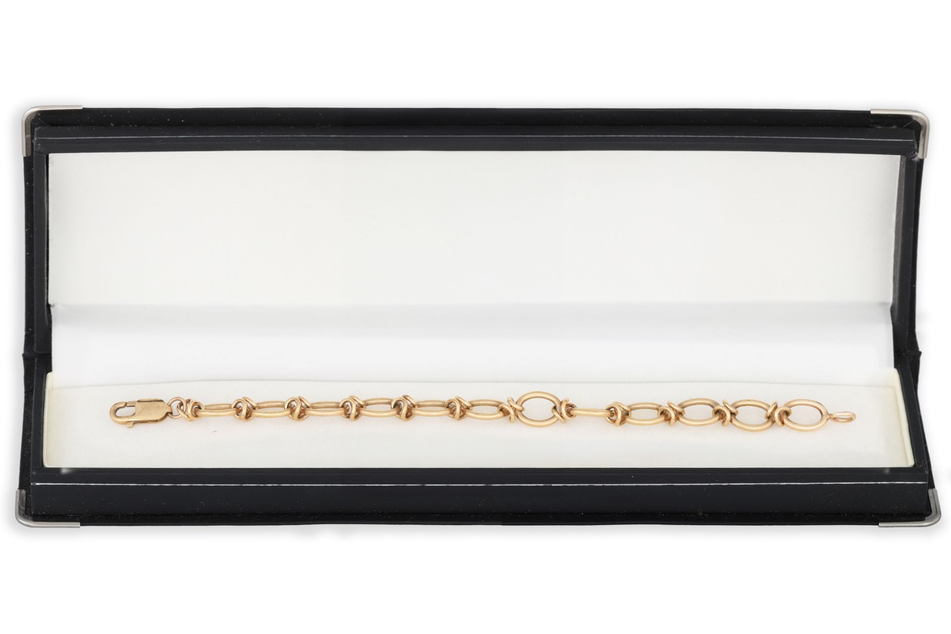 A 9CT GOLD OPEN LINK BRACELET, 15.9 g.