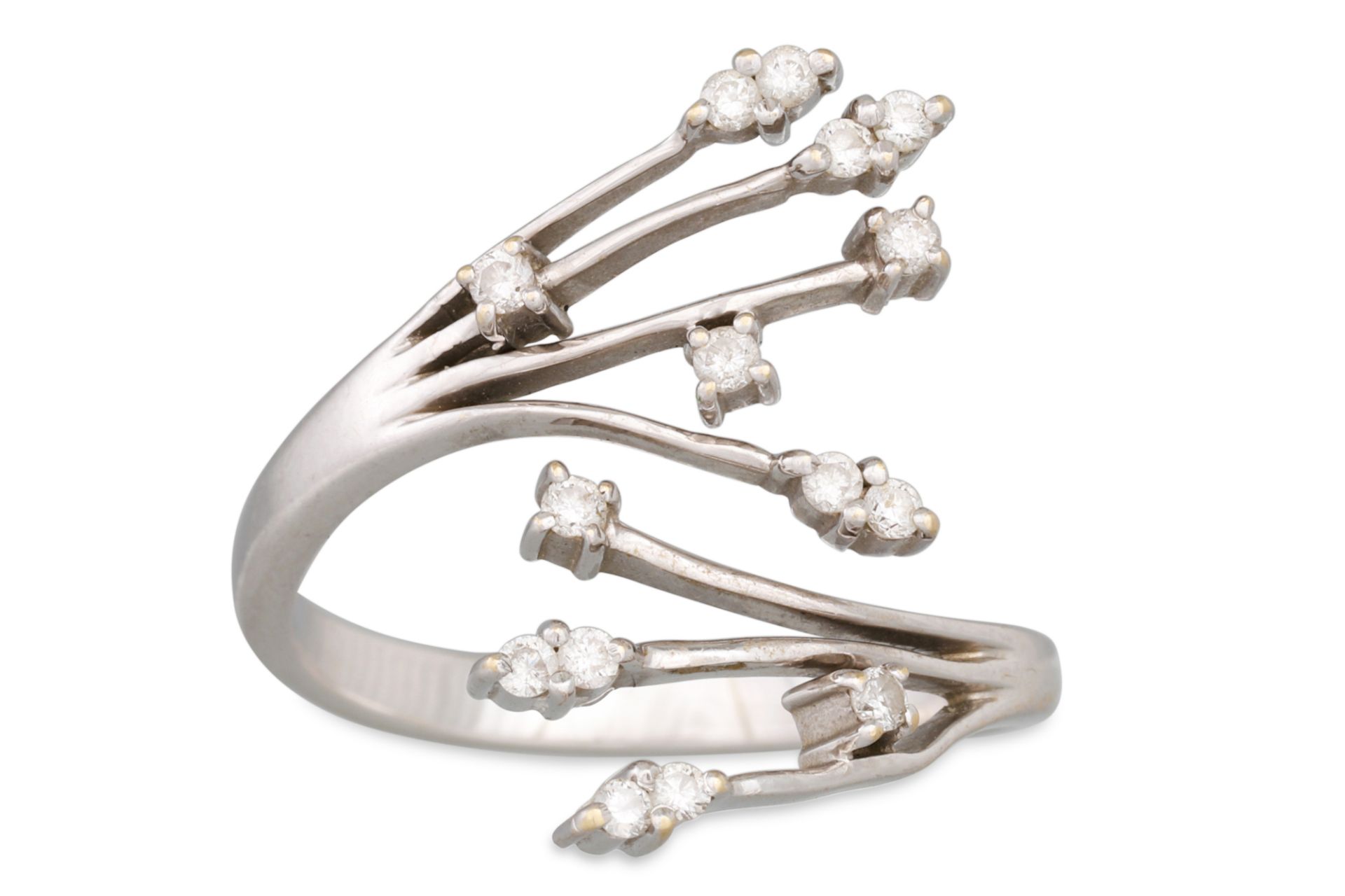 A DIAMOND CLUSTER RING, mounted in 18ct white gold, size Q