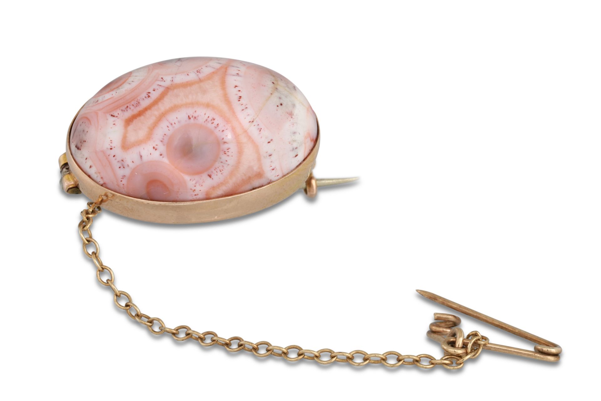 A PRE-WAR POLISHED RHODOCHROSITE CABOCHON BROOCH, mounted in 15ct yellow gold