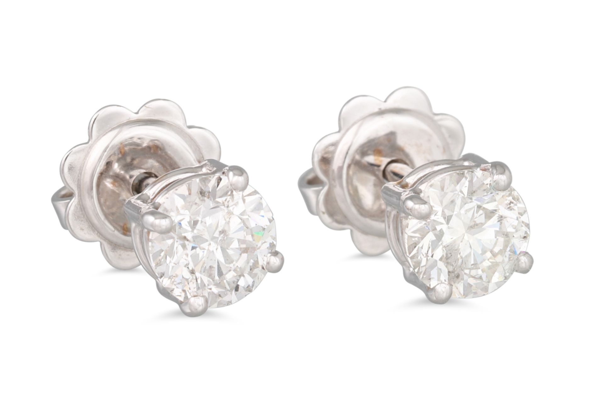 A PAIR OF DIAMOND STUD EARRINGS, the brilliant cut diamonds mounted in 18ct white gold. Estimated: - Bild 2 aus 2