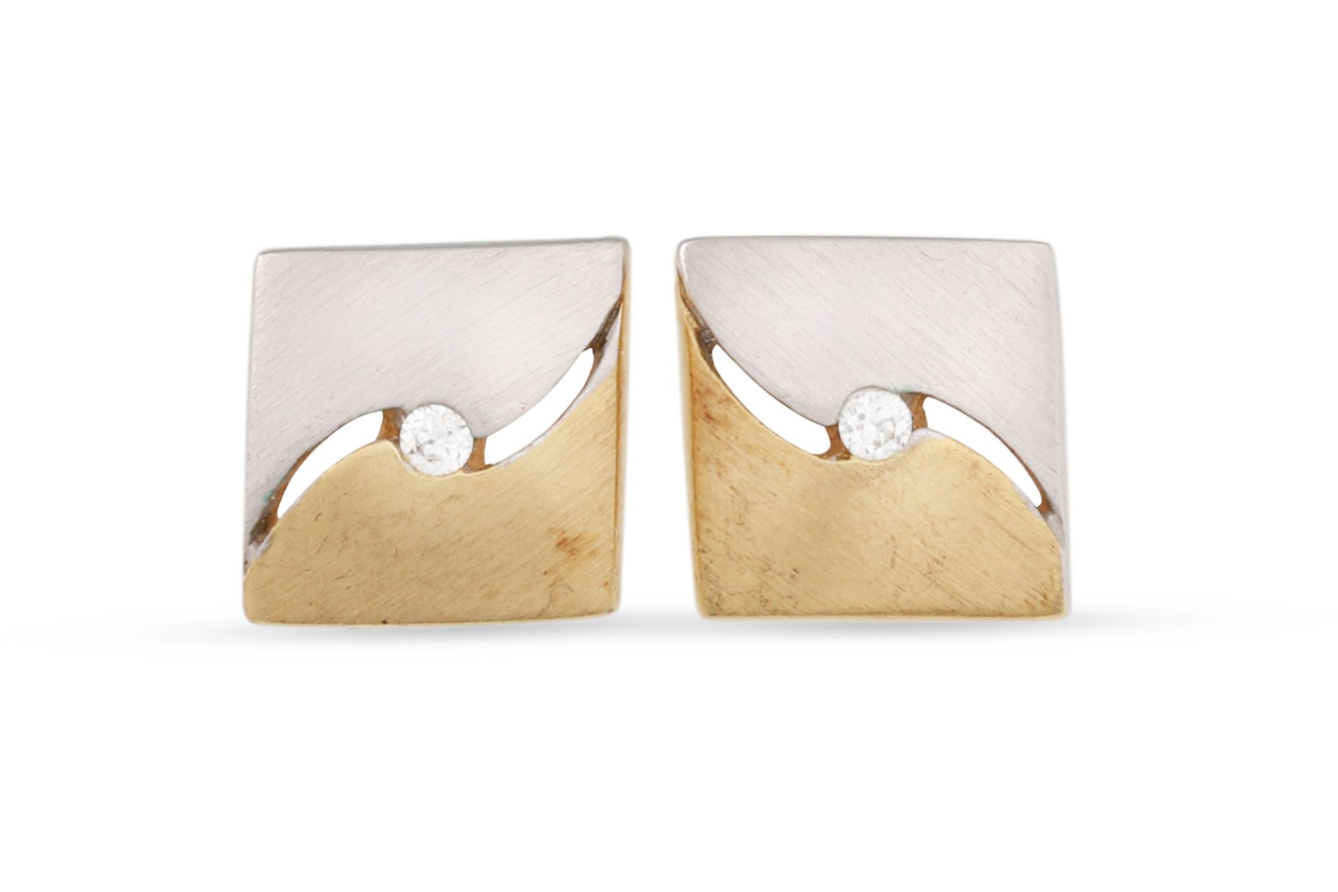A PAIR OF DIAMOND STUD EARRINGS, mounted in 9ct two tone colour gold, 1.8 g. each