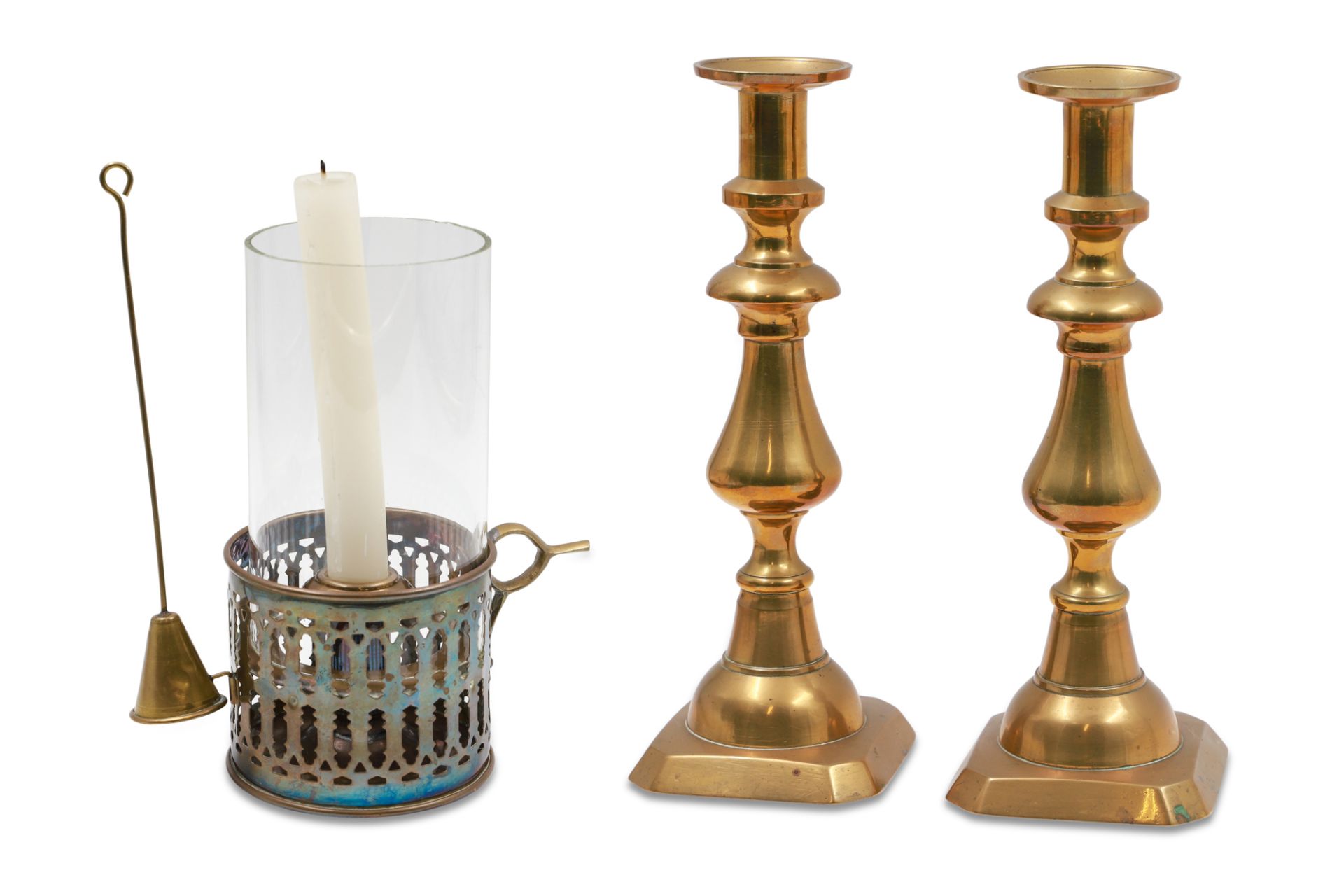 A PAIR OF ANTIQUE BRASS CANDLE STICKS, an antique oil lamp and a pair of large brass jardiniere - Bild 2 aus 3