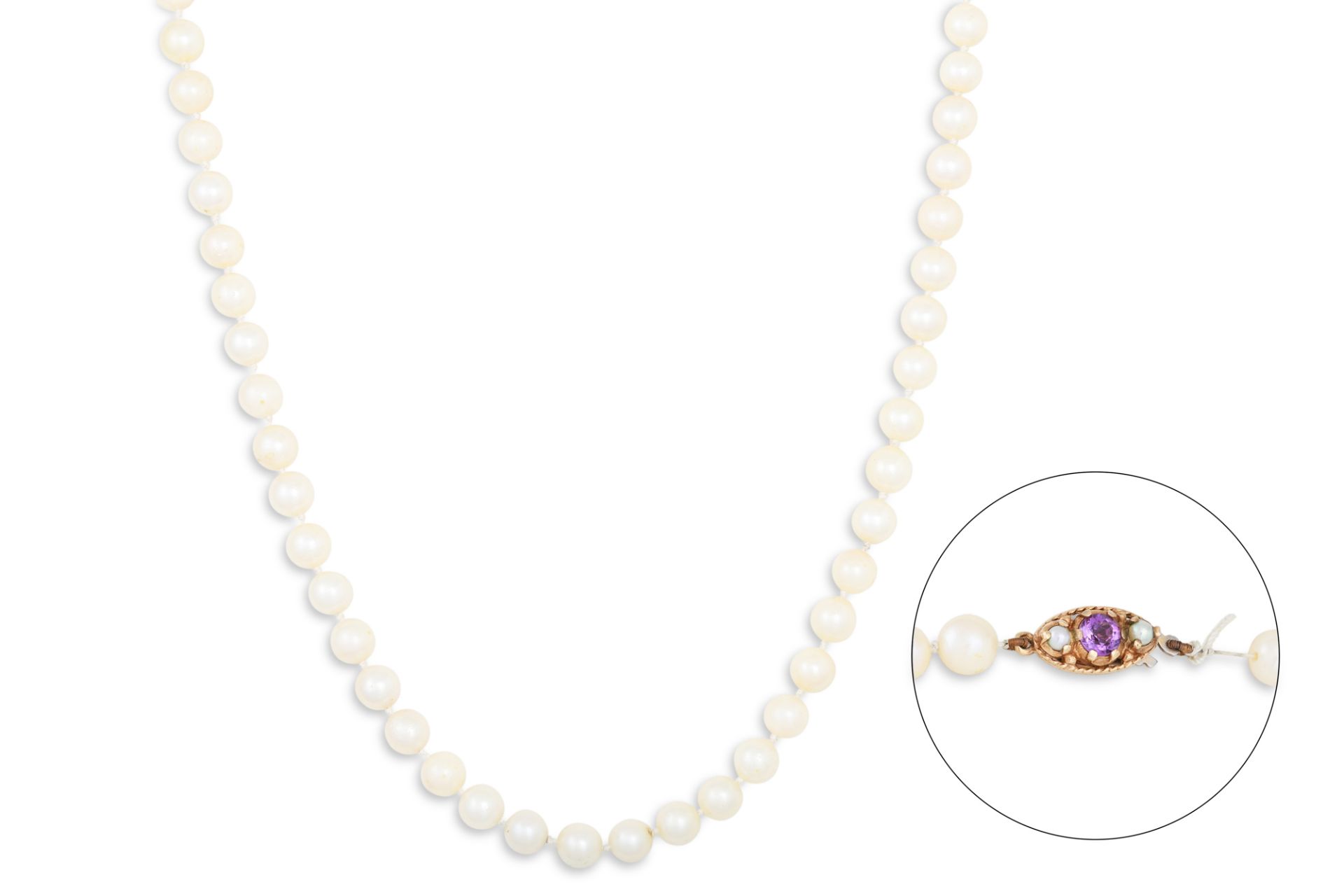 A CULTURED PEARL NECKLACE, cream tones, the 9ct yellow gold clasp set with seed pearls and an