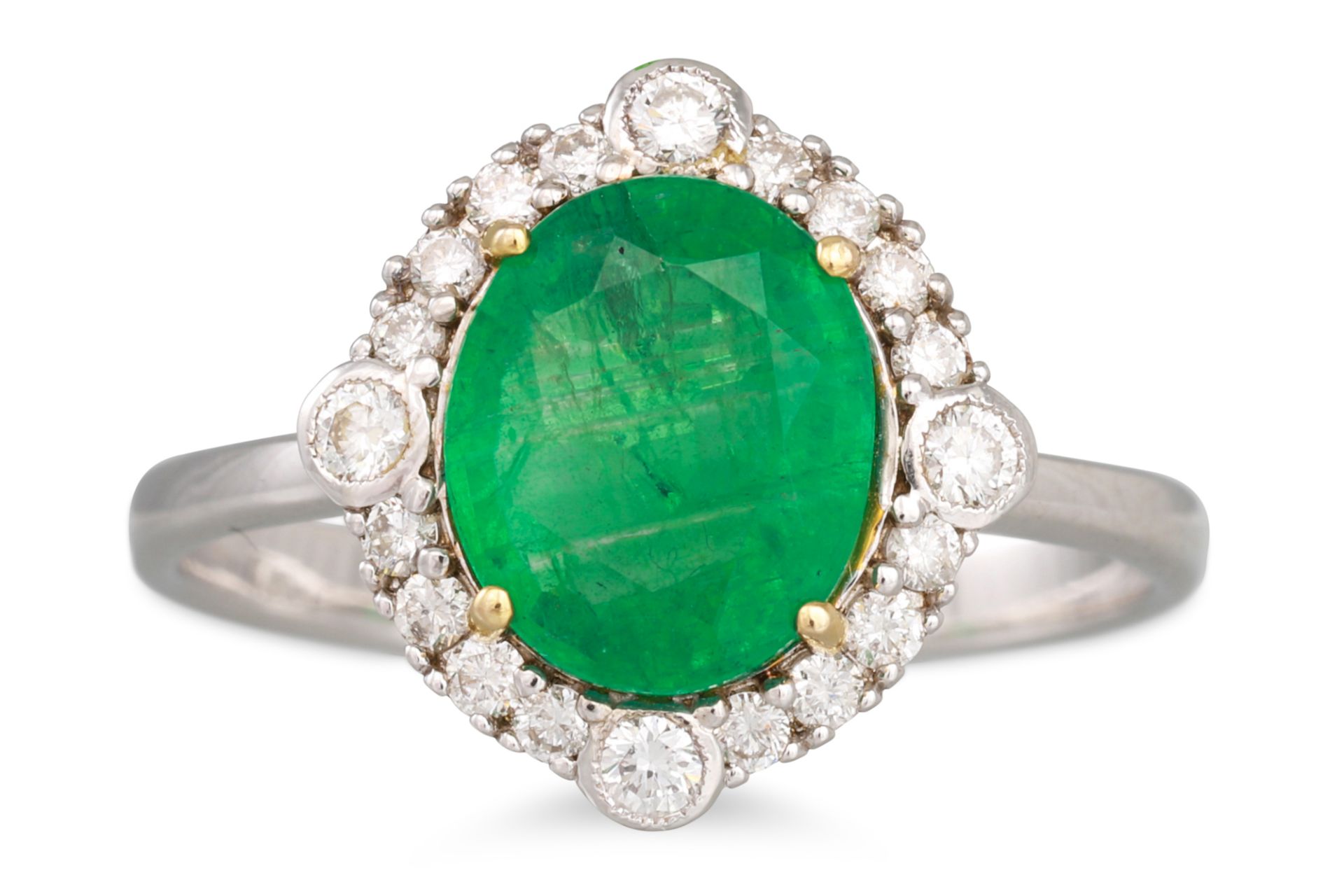 AN EMERALD AND DIAMOND CLUSTER RING, the oval emerald to diamond surround, mounted in 18ct white