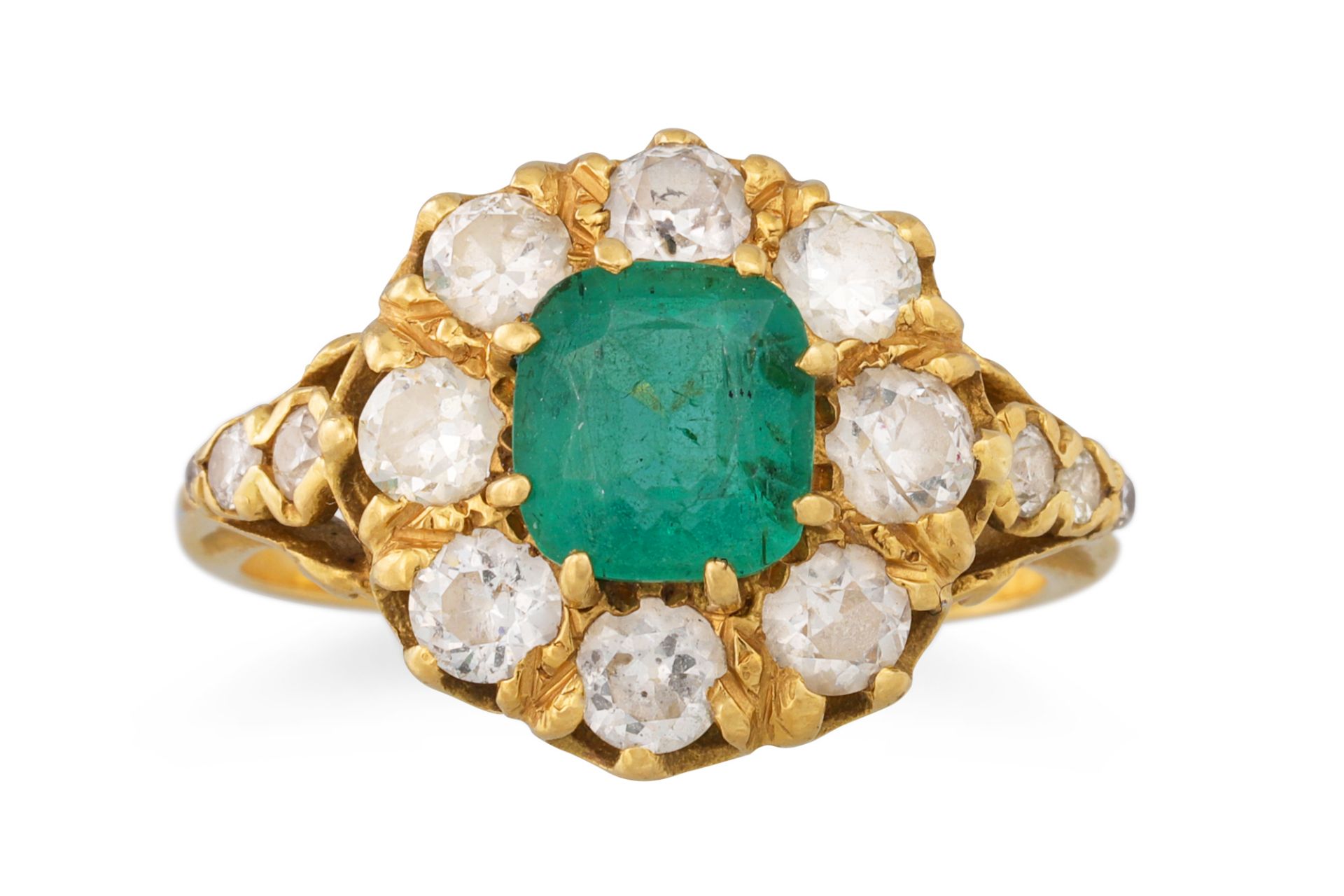 AN ANTIQUE EMERALD AND DIAMOND CLUSTER RING, to diamond set shoulders, mounted in 18ct yellow