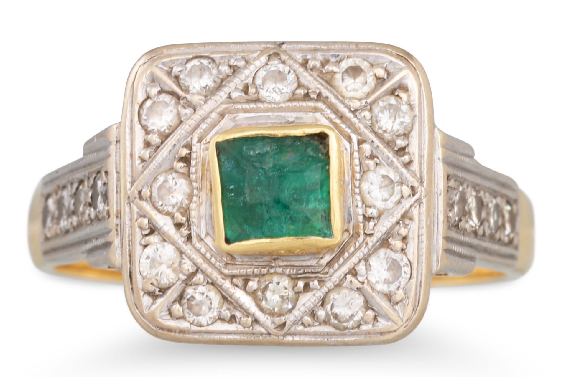 A DIAMOND AND EMERALD CLUSTER RING, mounted in yellow gold. Size: L