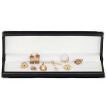 A COLLECTION OF ITEMS TO INCLUDE; A pair of gold earrings, gold charms, two gold padlocks, pearl