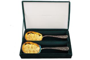 AN ATTRACTIVE SILVER PLATED AND GILT DECORATED EMBOSSED FRUIT SERVING SPOON, by 'Goldfinger' USA,