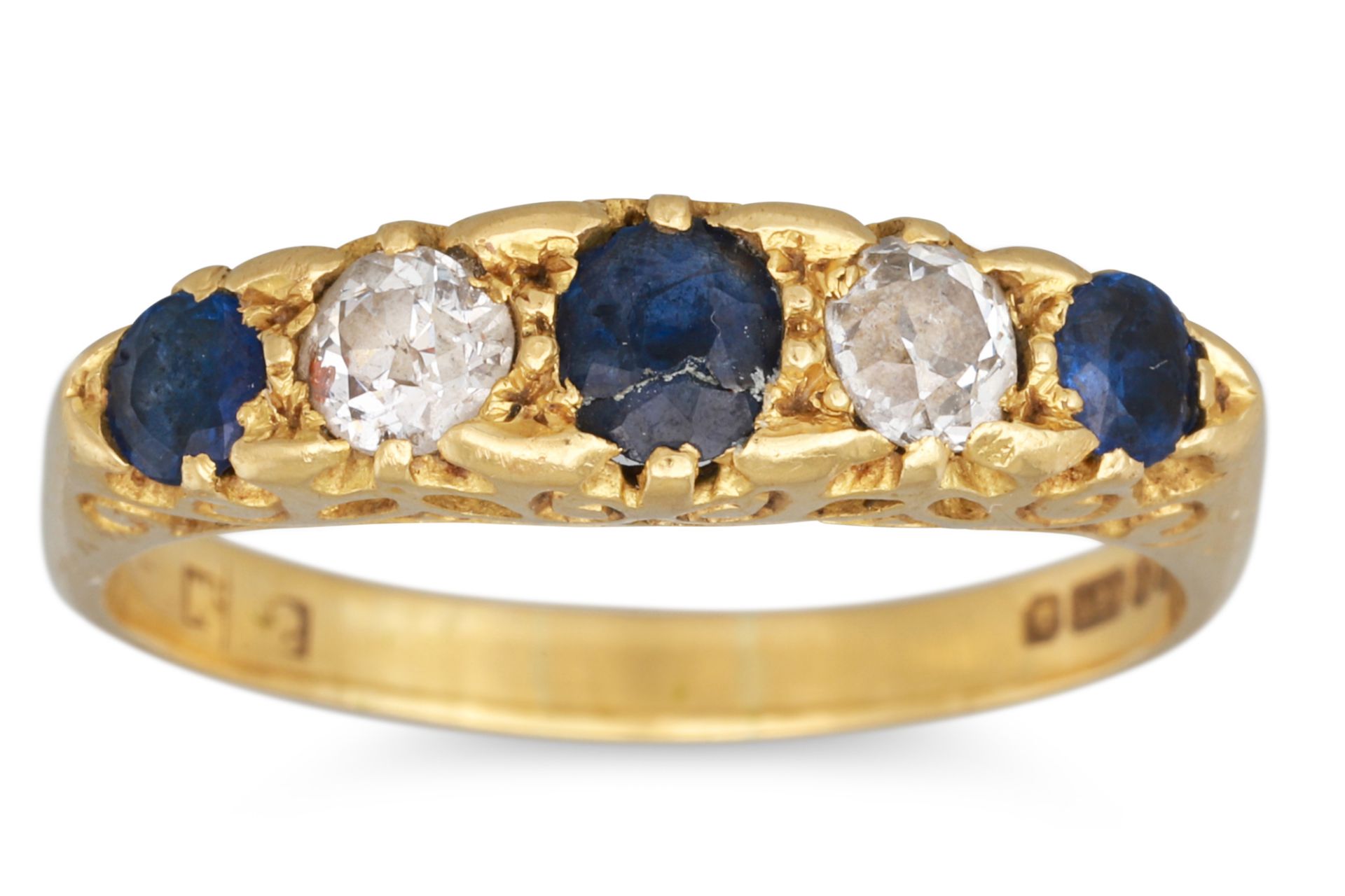 AN ANTIQUE DIAMOND AND SAPPHIRE FIVE STONE RING, to a 18ct gold carved ring mount. Size: R