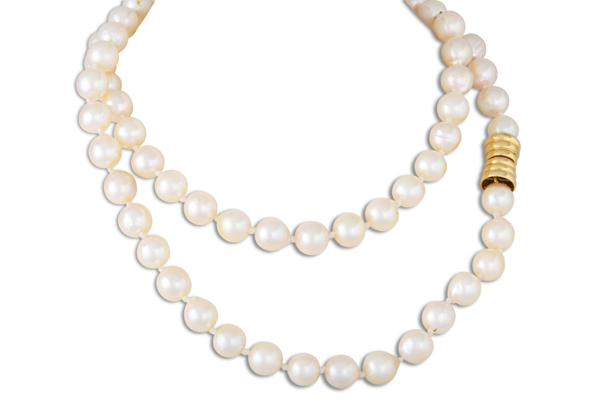 A SET OF CULTURED PEARLS, to an 18ct gold bayonet clasp