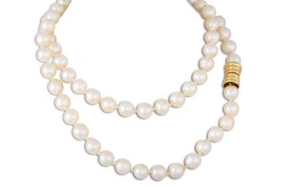 A SET OF CULTURED PEARLS, to an 18ct gold bayonet clasp