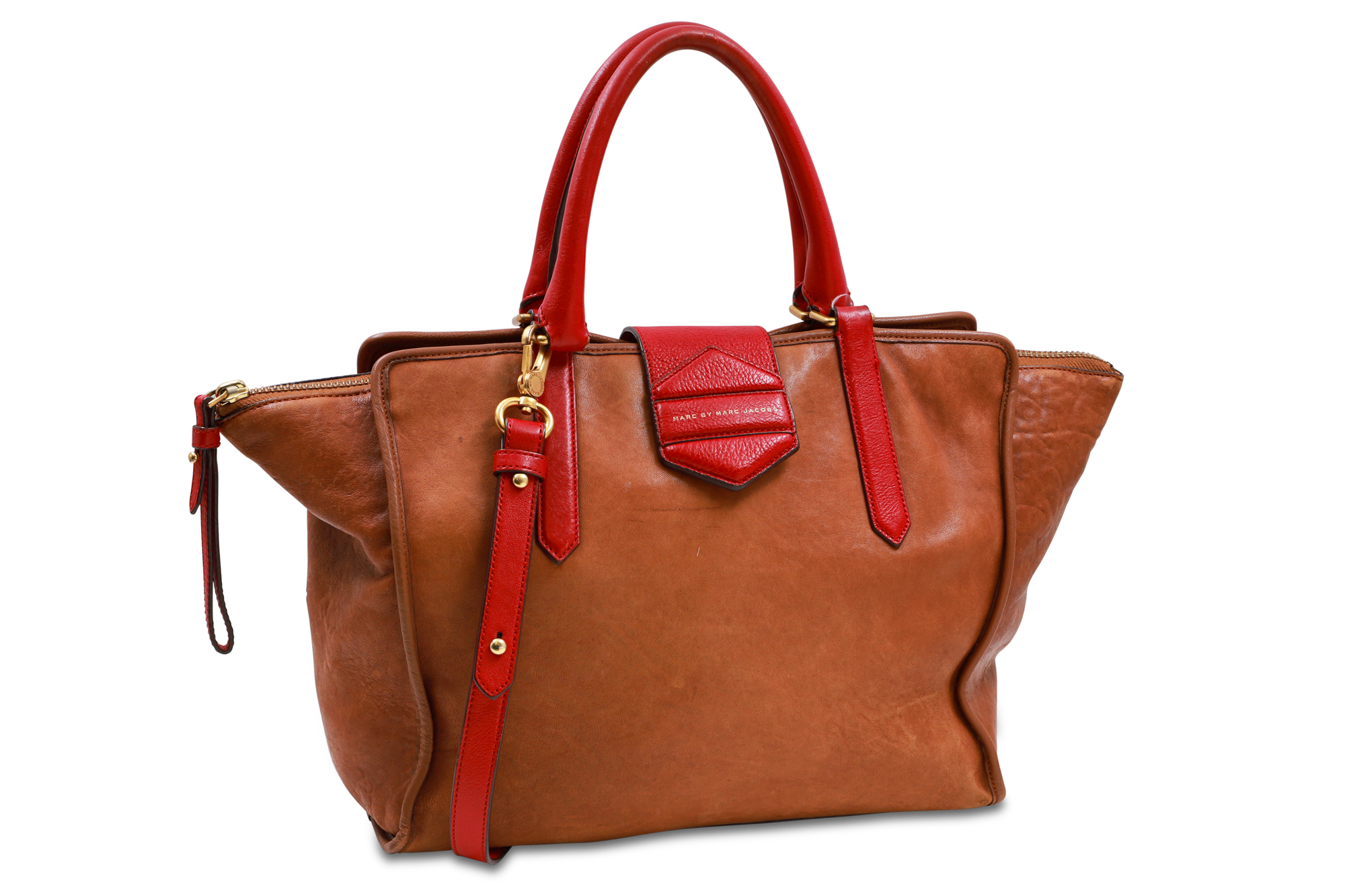 A MARC JACOBS TOP HANDLE HANDBAG, the tan leather handbag with red leather accents, gold colour