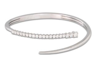 A DIAMOND BANGLE, of cross-over design, in 18ct white gold. Estimated: weight of diamonds: 0.92 ct.