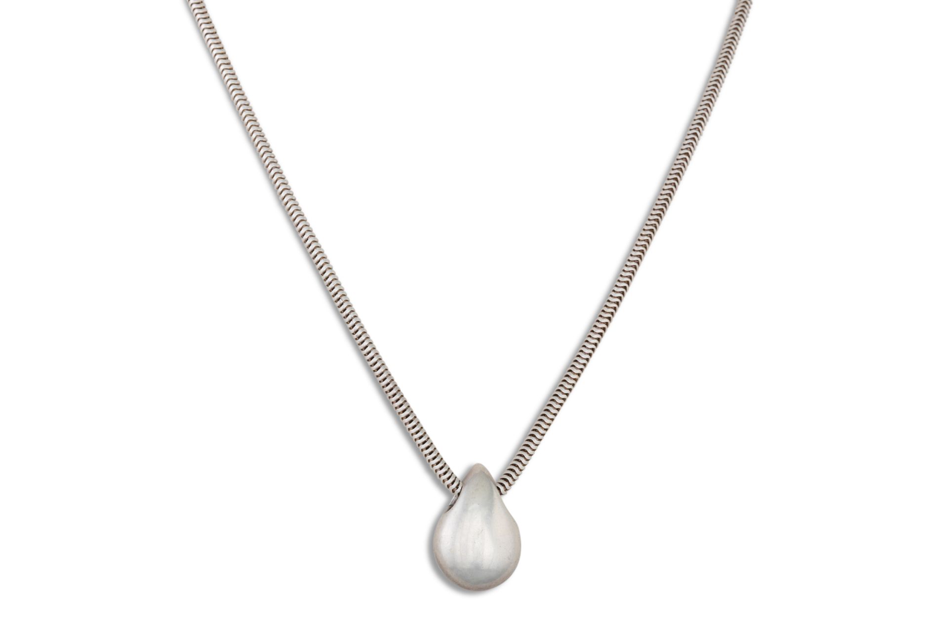 A SUITE OF SILVER JEWELLERY, comprising an abstract pendant on a chain, together with matching - Bild 3 aus 3