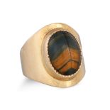 A VINTAGE IRISH 9CT GOLD AND TIGER'S EYE DESIGNER RING, by John O'Reilly, Dublin 1977. Size: S