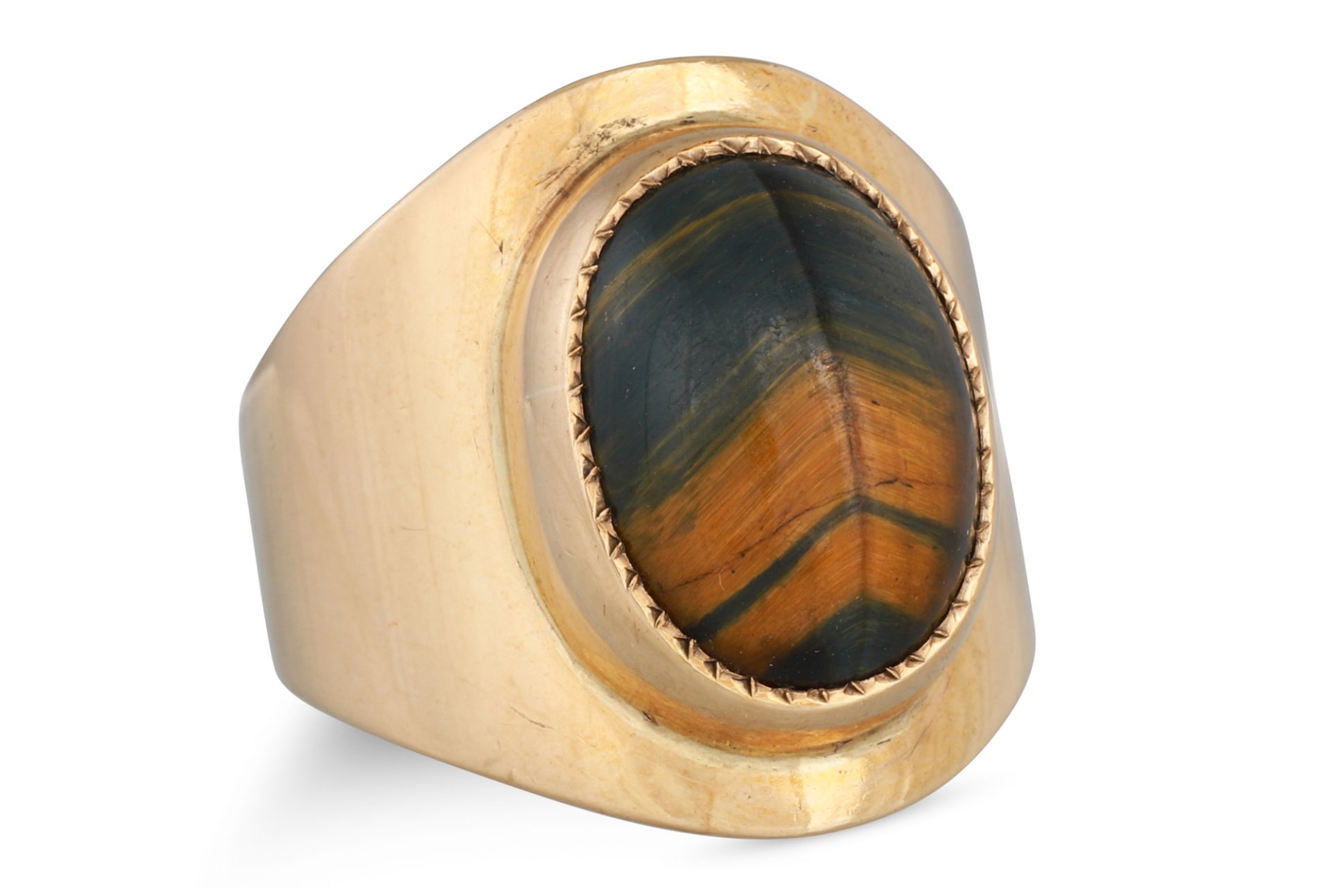 A VINTAGE IRISH 9CT GOLD AND TIGER'S EYE DESIGNER RING, by John O'Reilly, Dublin 1977. Size: S