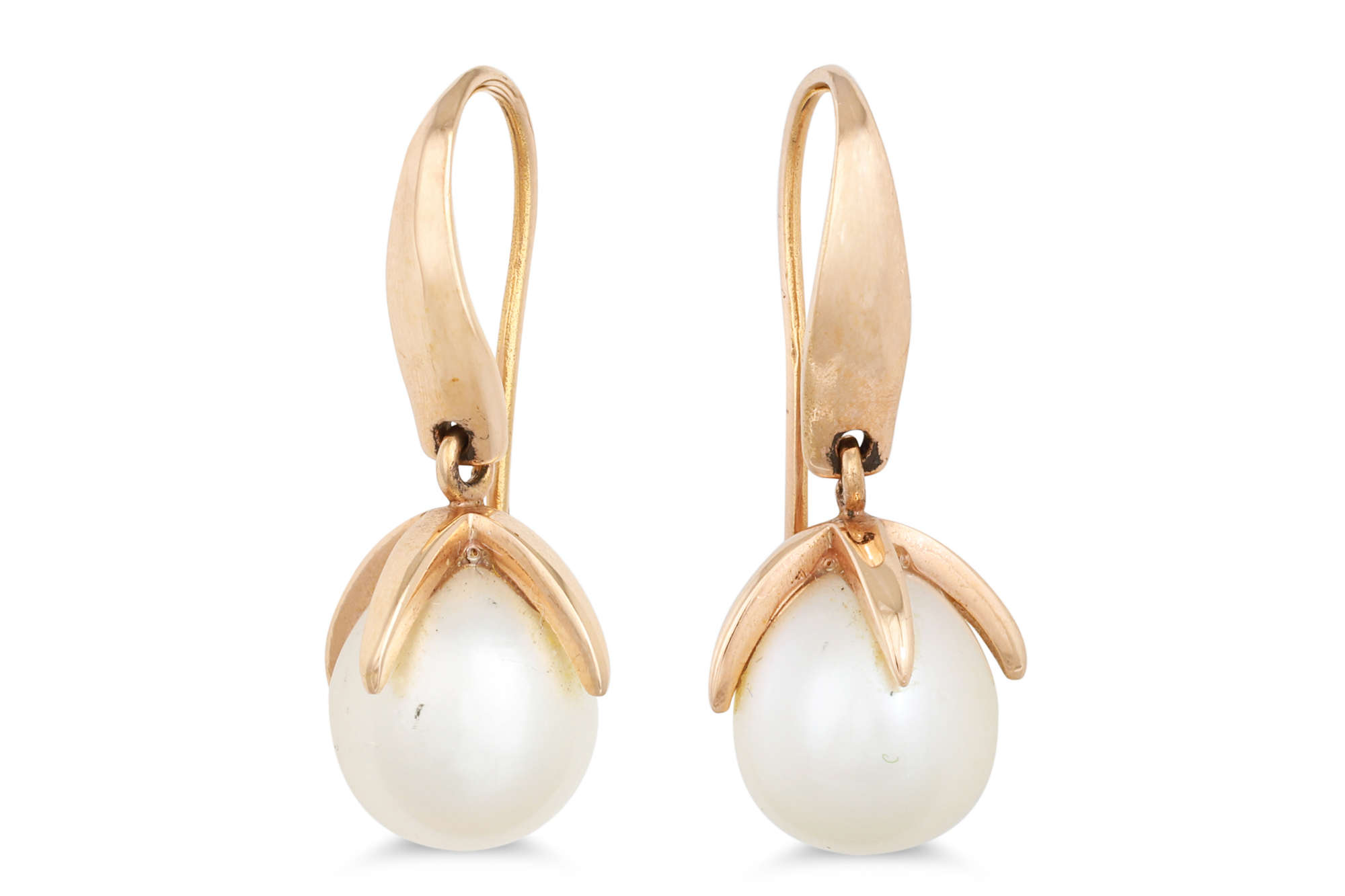 A PAIR OF CULTURED PEARL DROP EARRINGS,18ct yellow gold fittings, 7.2 g.