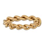 A CURB LINK FLEXIBLE RING, in 18ct gold, size P, 2.16 g.