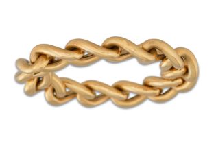 A CURB LINK FLEXIBLE RING, in 18ct gold, size P, 2.16 g.