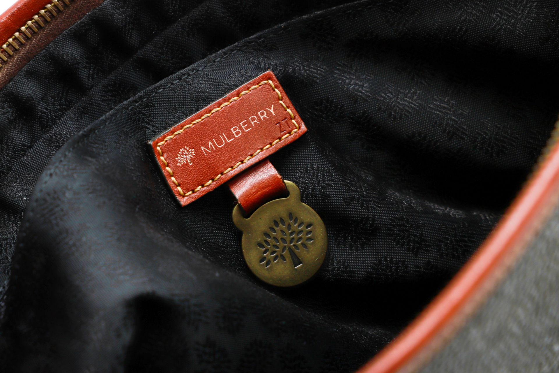A MULBERRY LEATHER TOTE HANDBAG, the shoulder bag embossed with “Mulberry tag” on the internal - Bild 2 aus 2