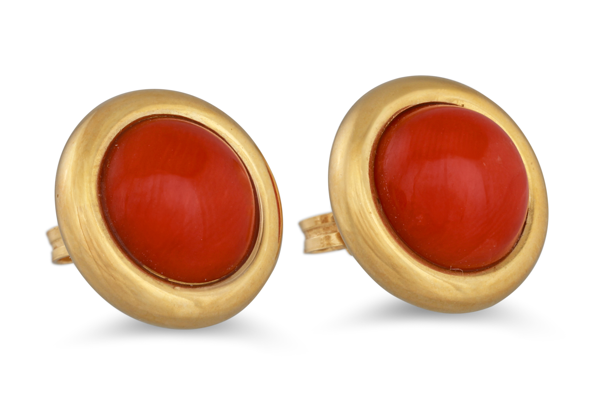 A PAIR OF CORAL SET STUD EARRINGS, mounted in 18ct yellow gold, 4.7 g.