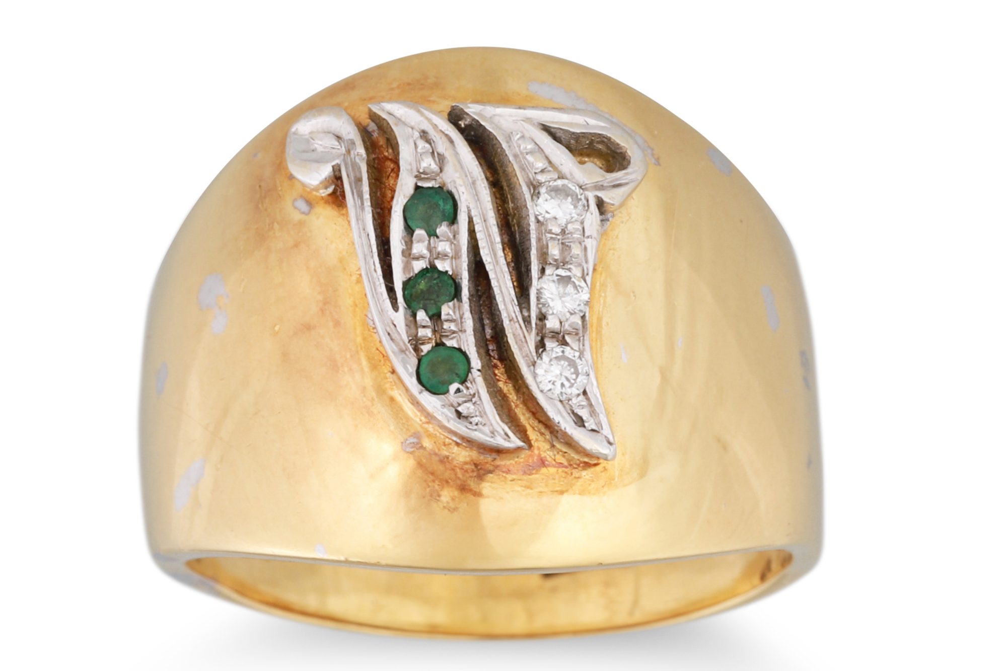 A VINTAGE GEM SET 18CT GOLD RING, initial 'W' size P 9.8 g.