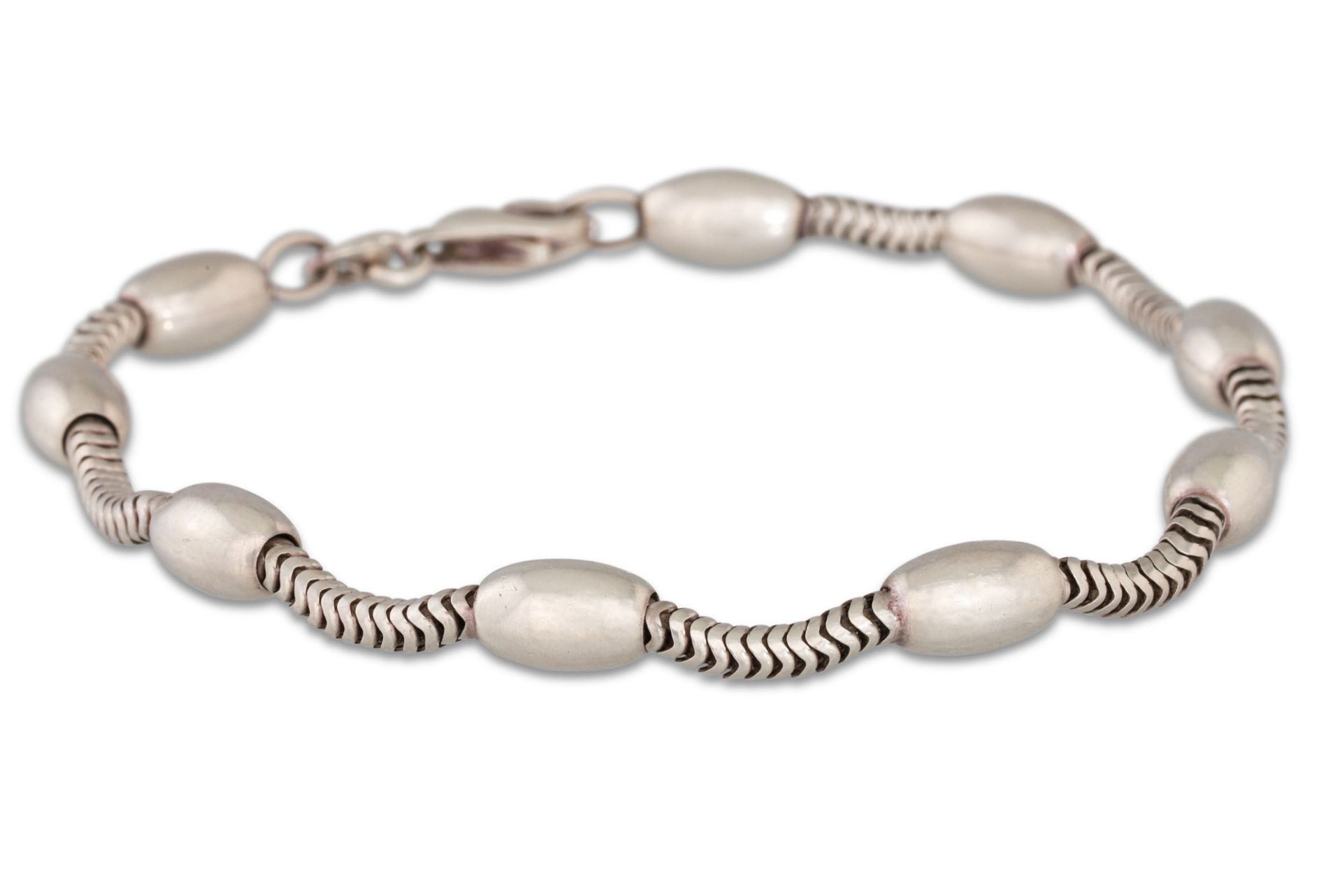 A COLLECTION OF SILVER BRACELETS, one with oval beads and chain link, one curb link and one plain - Bild 2 aus 4